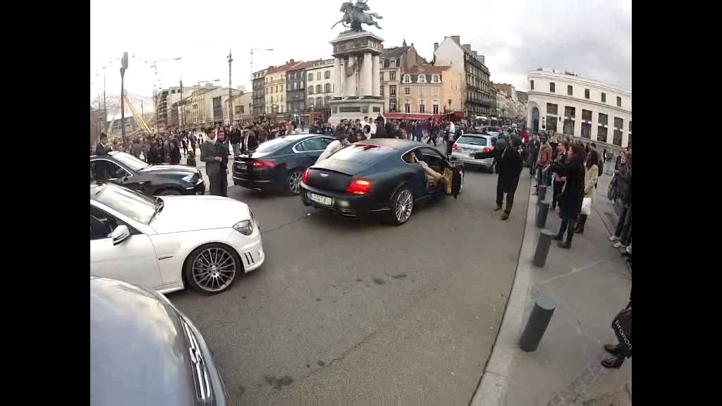 La Bentley de la mariée prend feu