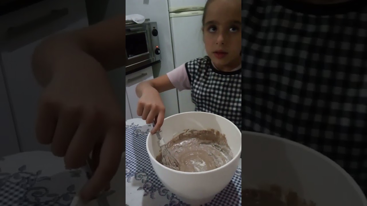 Cely fazendo bolo 2020