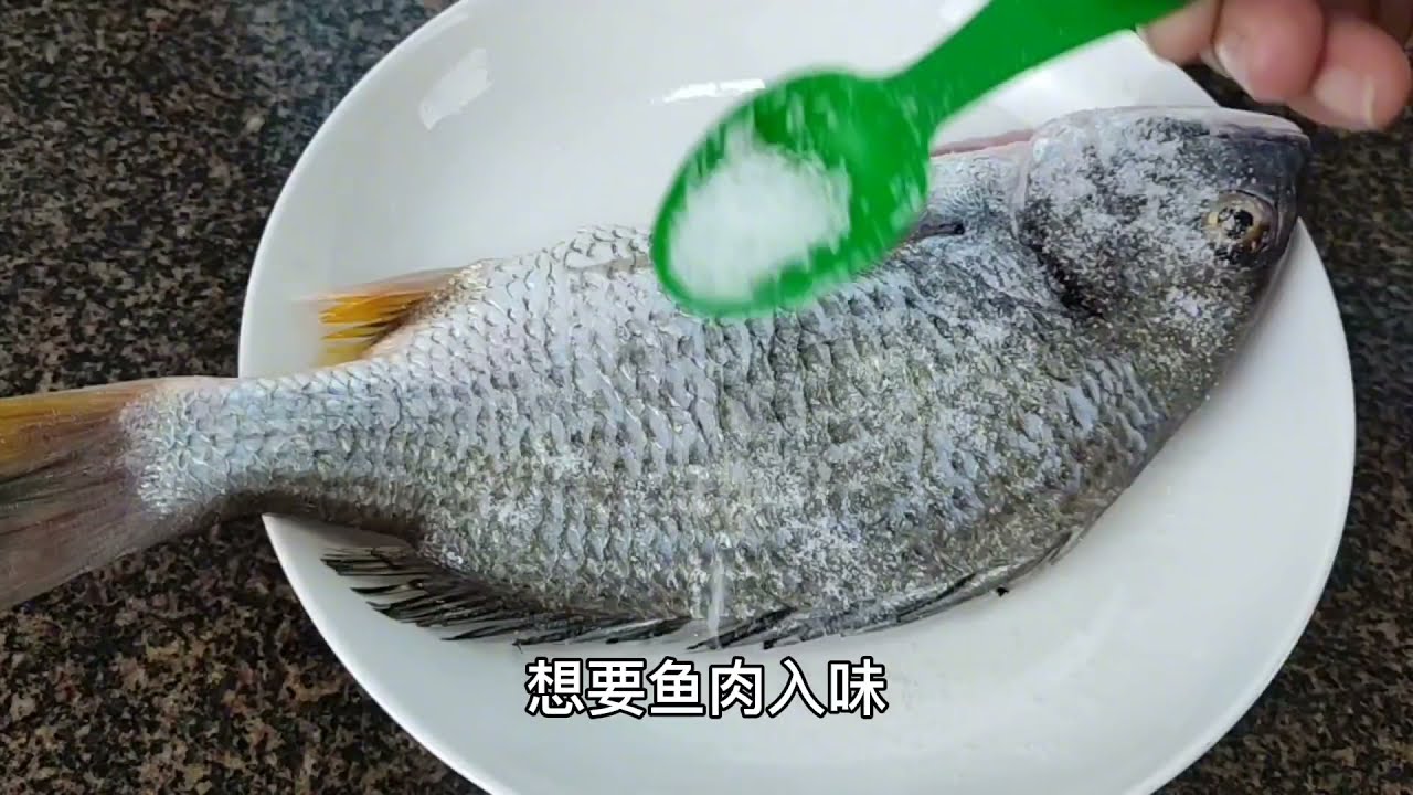 海鱼不要总是清蒸了，用白灼的方法试试，鱼肉更嫩更鲜甜