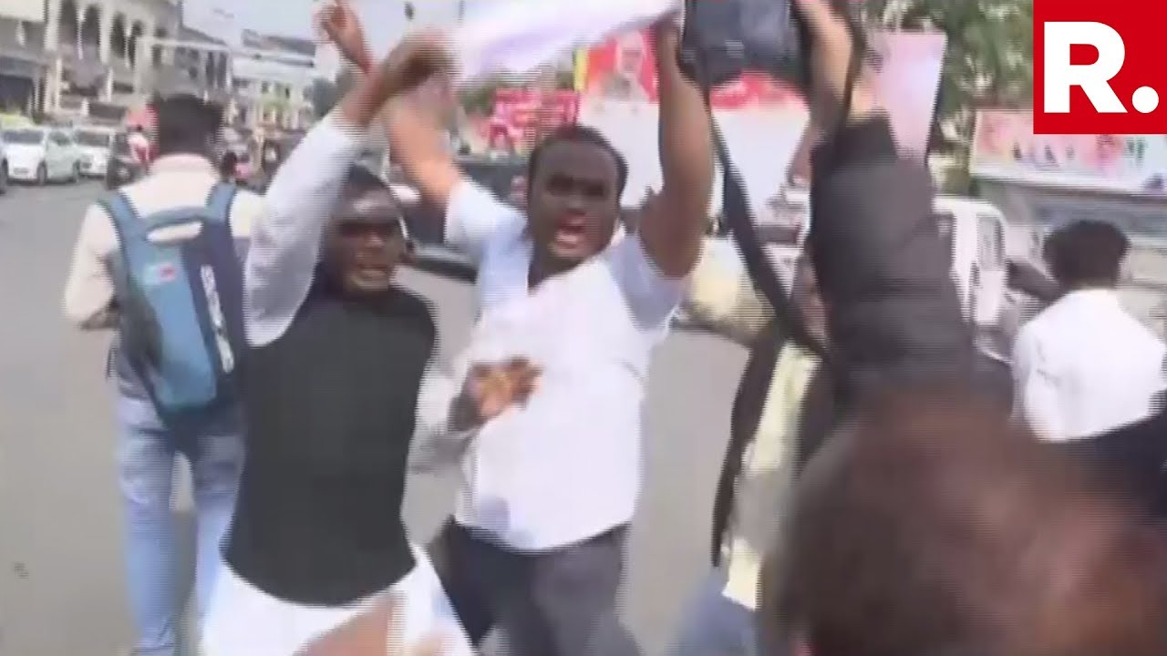SP Workers Protest At Hazratganj Area In Lucknow | #AkhileshVsYogi