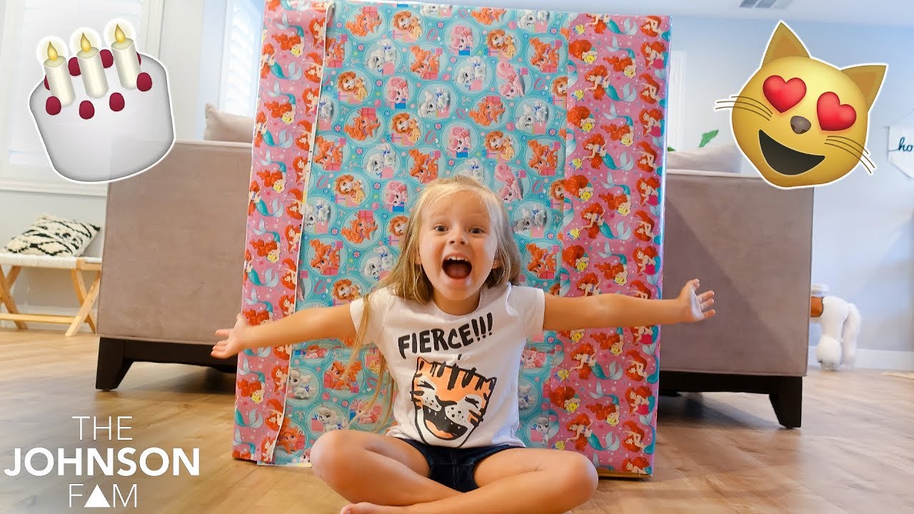 SURPIRSE GIANT EARLY BIRTHDAY PRESENT! 😻 (Amazing Secret Inside!)