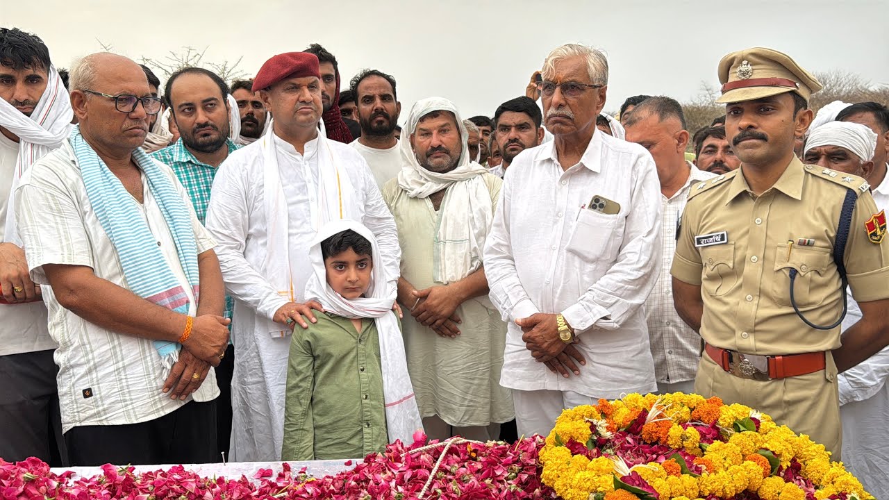 आखिर क्या बीत रही होगी तिरंगे में लिपटे पिता को देख मासूम बच्चे पर कांस्टेबल सुनील बिशनोई लोहावट