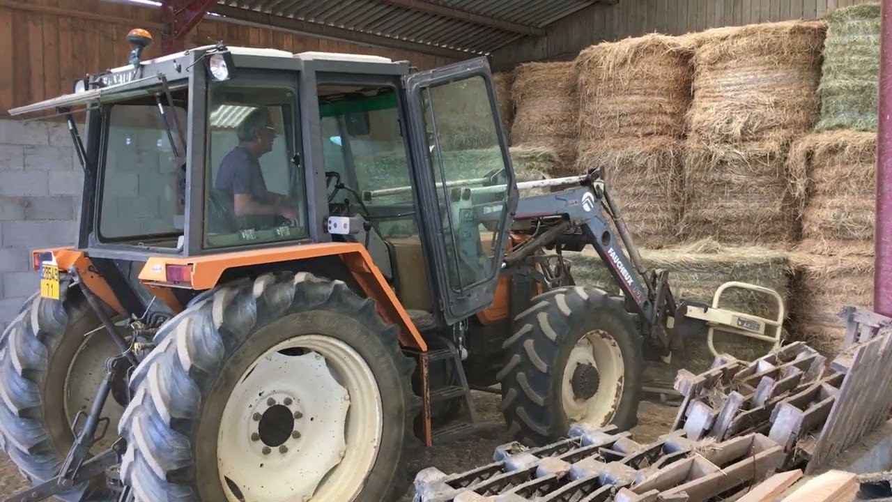 Travaux de Ferme. Rentrer les Bottes de Foin.