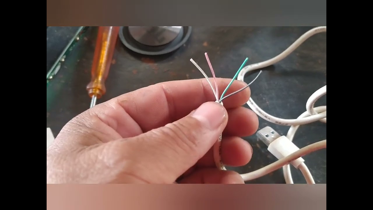 JBL aprendendo a adaptar um carregador USB na caixinha de som para carregamento inscrevam se 👍👍