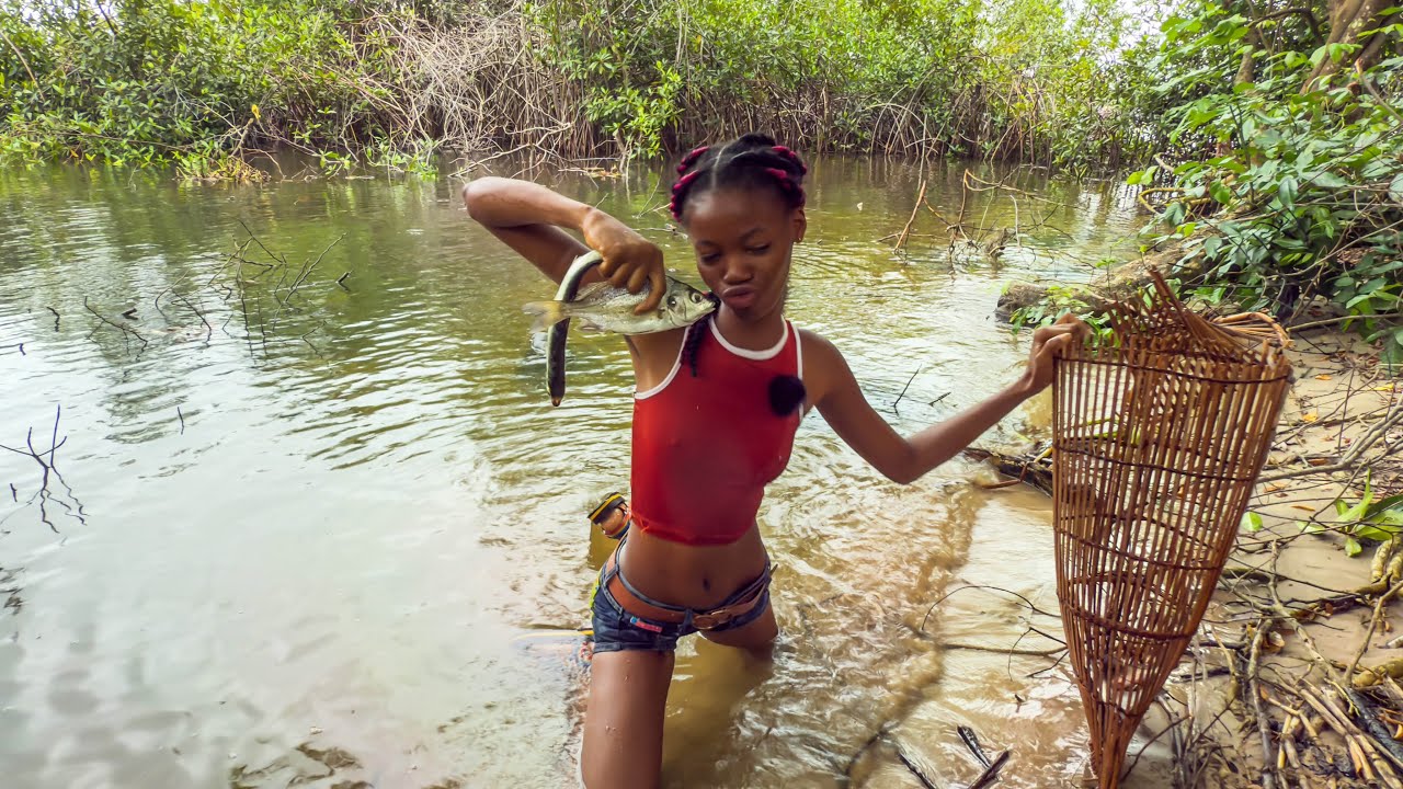 survival camping catching and Cooking Fish & Yam in my Jungle Tree Camp