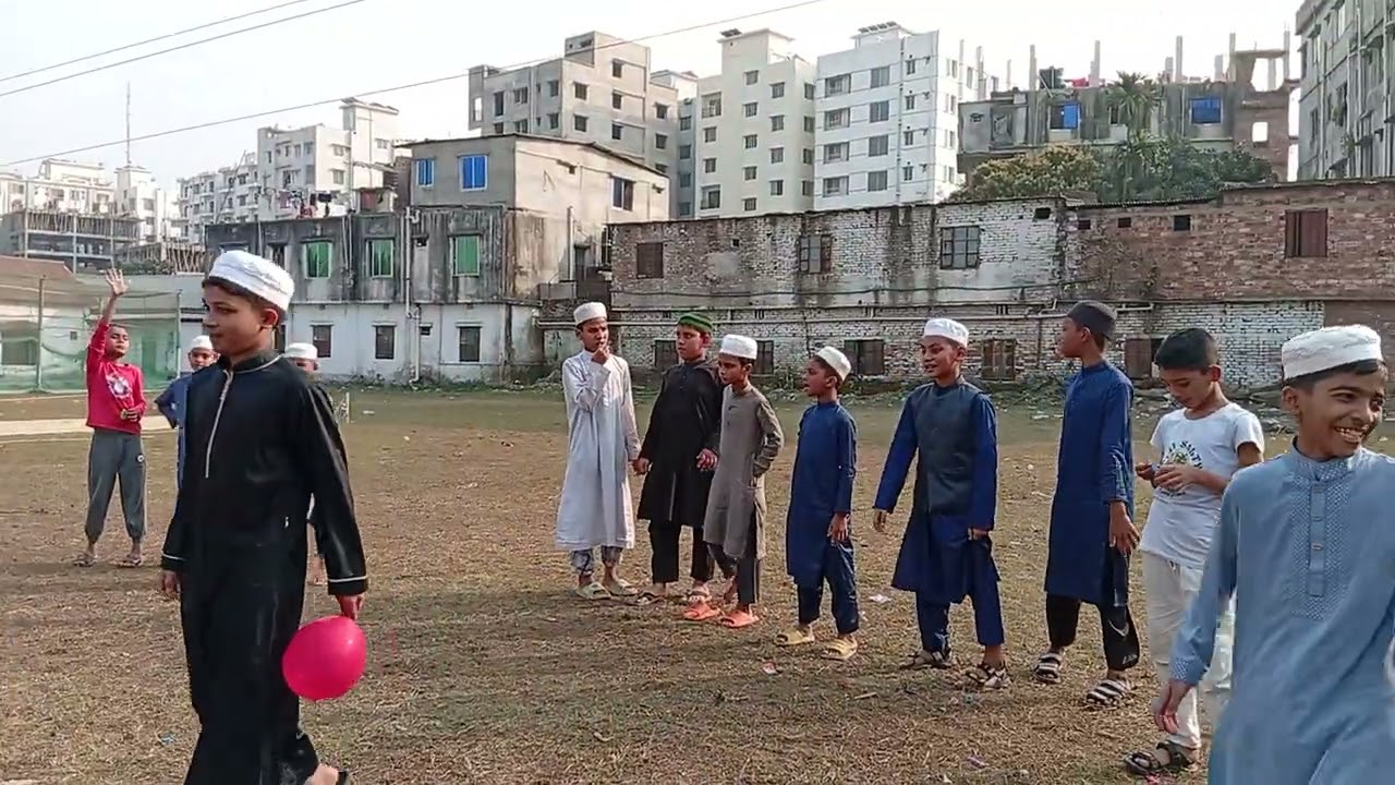 আল-মদিনা ইন্টারন্যাশনাল মাদ্রাসার হিফয বিভাগের সকল ছাত্র নিয়ে একটি মজার খেলার আয়োজন করা হয়েছে 