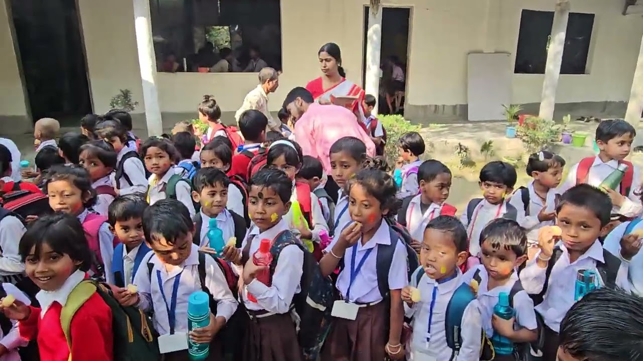 আমাদের স্কুলের ছাত্র ছাত্রী দের মিষ্টি মুখ করানো হচ্ছে। তার একটা ছোট্ট clip 
