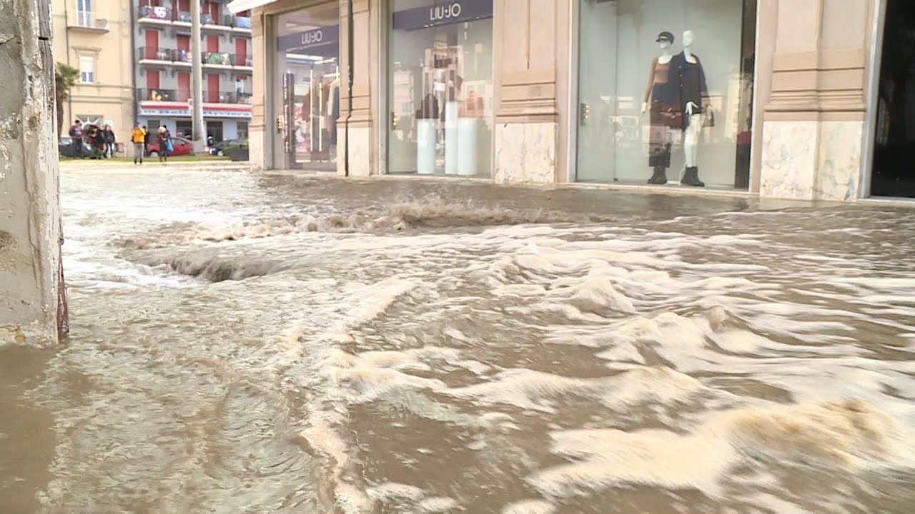 La mareggiata invade la Passeggiata