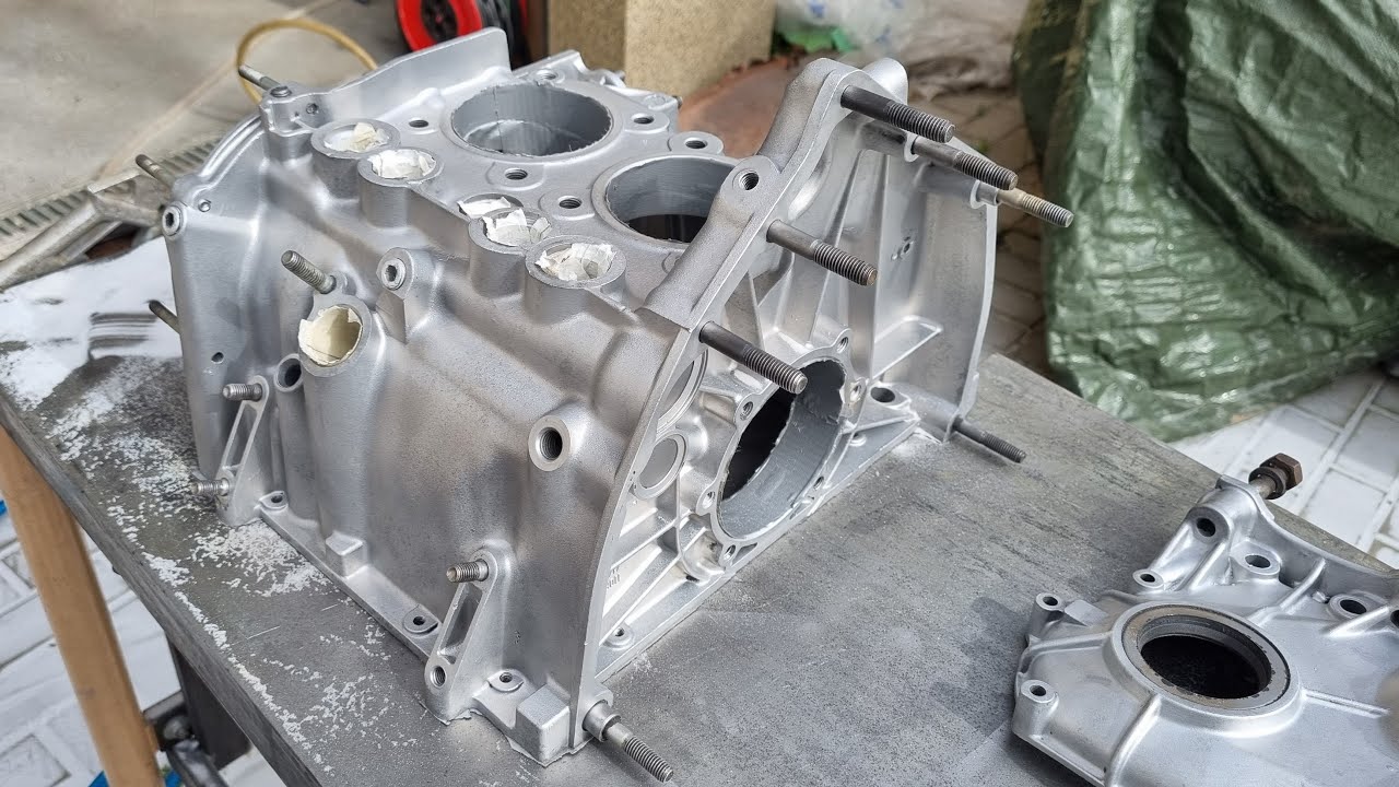 Soda blasting engine case and preparing parts for reassembly - Fiat 126 / 500 Classic