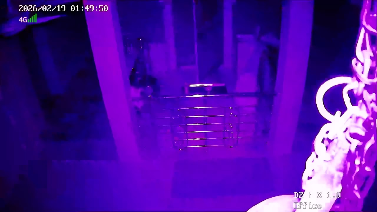 Ma jeen k main mandir ghanghu me 5 lock todkar chori CCTV video 