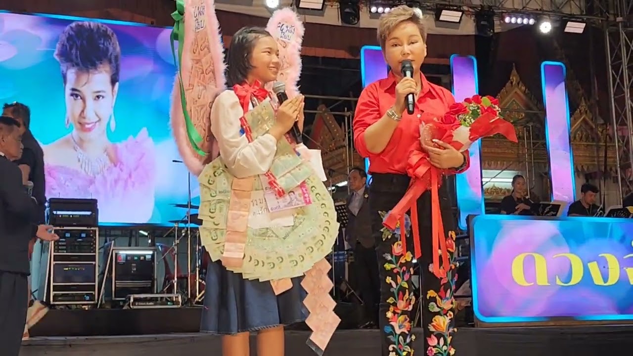 ผึ้งน้อยมาถึงกับวัดแตก - #ต้นข้าว สุปรียา #ดวลเพลงชิงทุน 56 สมัย งานวัดทับกระดาน