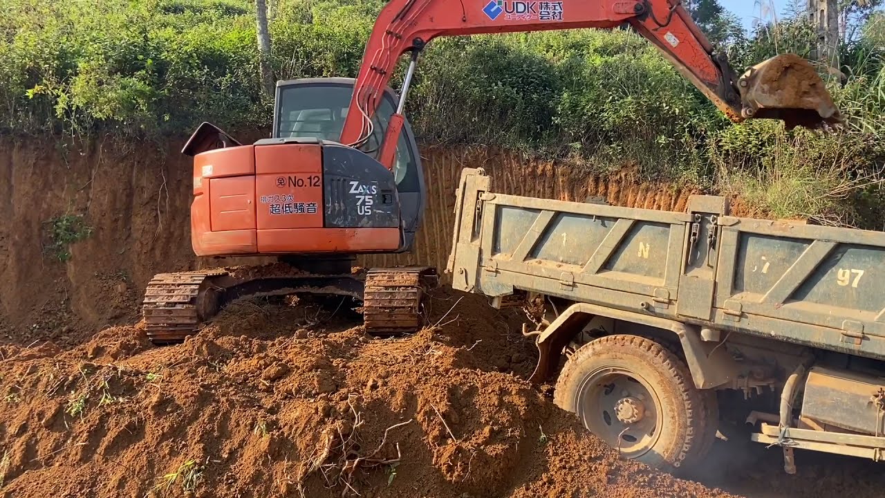 Á hậu hitachi zx75 us-a