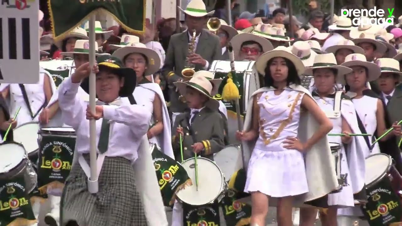 Arequipa: Desfile escolar. I.E. León XIII CIRCA (Bicentenario de Cayma)
