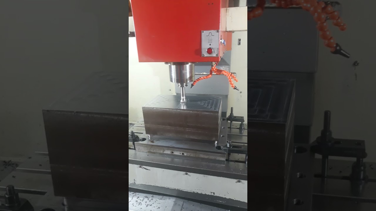 Cnc makinasında kalıp işleme kaba atma