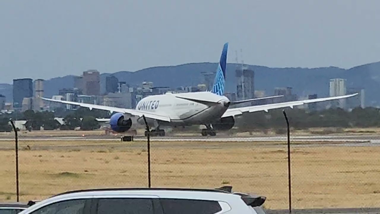 United Boeing 787-9 Flight UA208 taking off from Adelaide Airport bound for San Francisco 28/02/2026