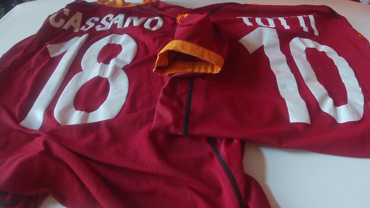 Maglia As Roma stagione 2002/2003 della Kappa, differenze tra maglie da campo e da negozio.
