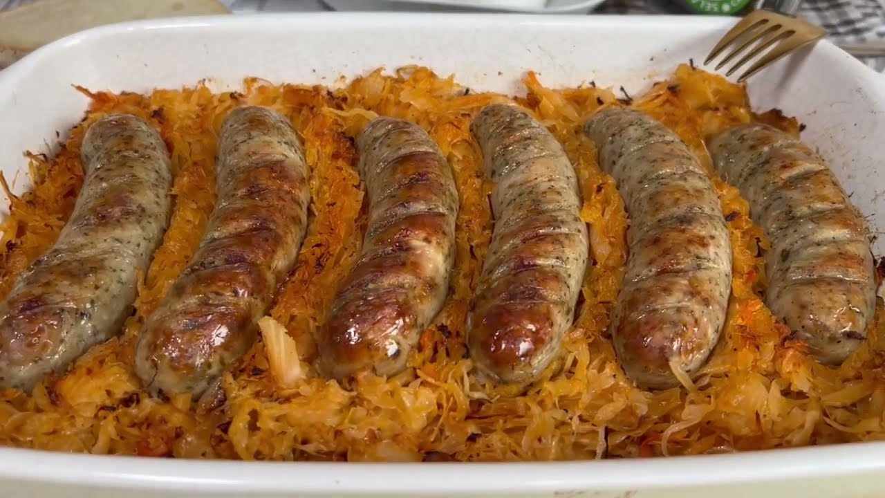 Biała kiełbasa pieczona na kapuście kiszonej