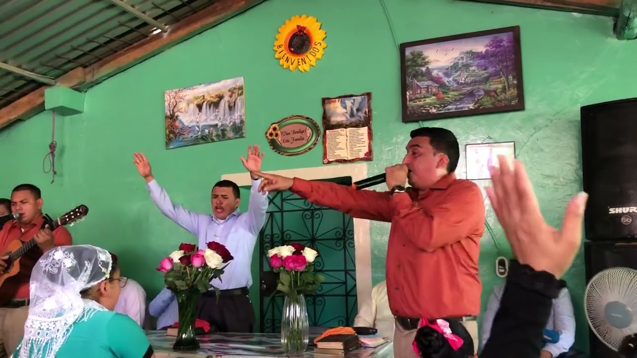 Gran libertad de culto de acción de gracias con la alabanza si estamos libres