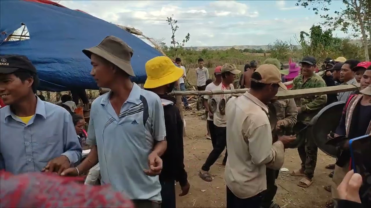 lễ bỏ mả theo phong tục jrai rất vui