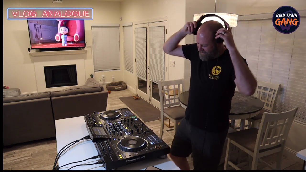 Live DJ mixing Tech House Bass Techno