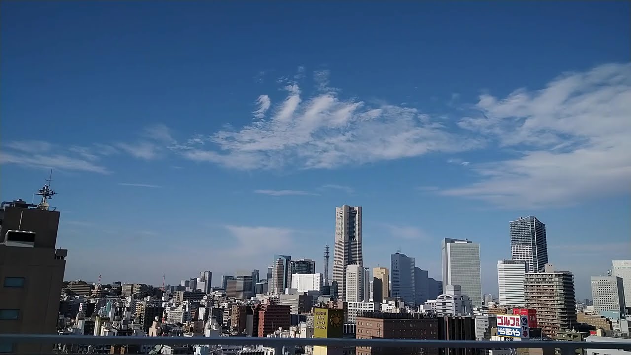 【タイムラプス】綿菓子のような雲が大量に流れる、ランドマークタワーの遠景 2025年2月中旬(5)e