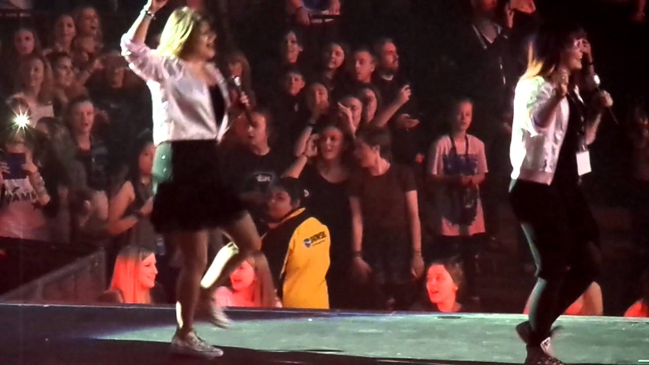 The Vamps performed Somebody to you ft. their Mums & Sisters (Manchester 16.04.2016)