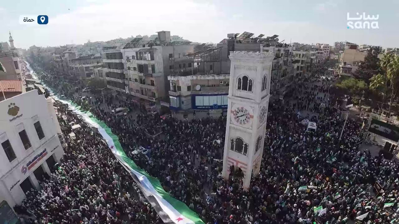 مشاهد جوية لاحتفال أهالي مدينة حماة في ساحة العاصي بمناسبة ذكرى النصر
