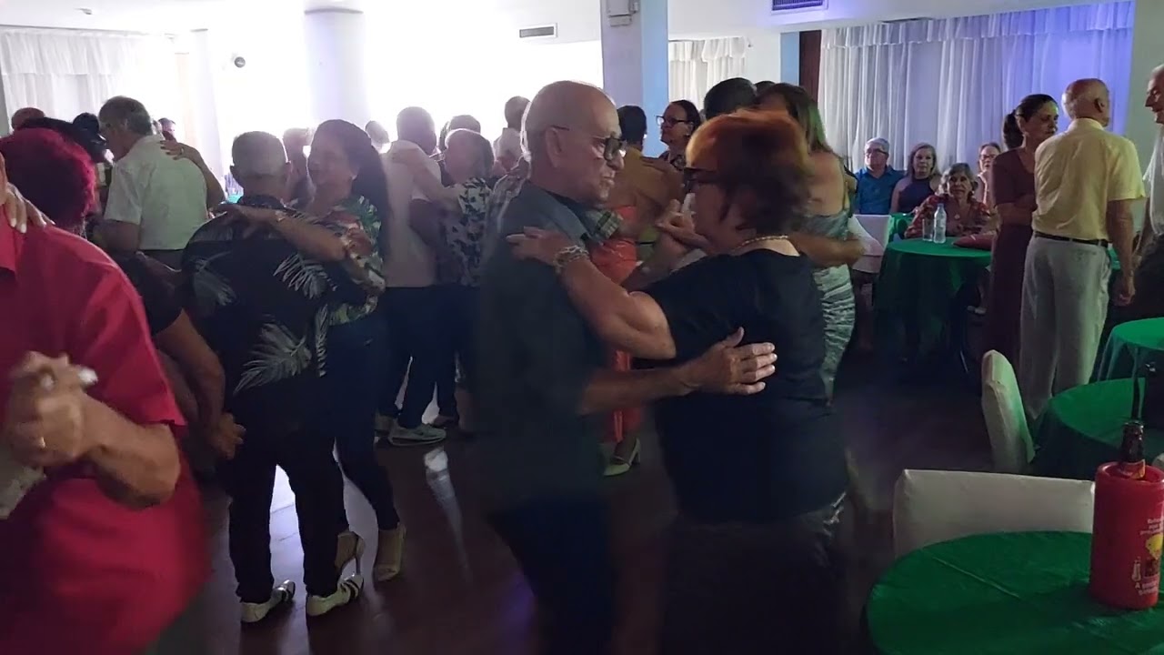 Dançarinos deslizando graciosamente pelo salão...  Baile de Elizete Terra. 25 de 01.