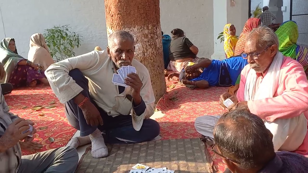 सभी वृद्ध माता पिता धूप का आनंद लेते हुए वृद्धजन आवास रायबरेली