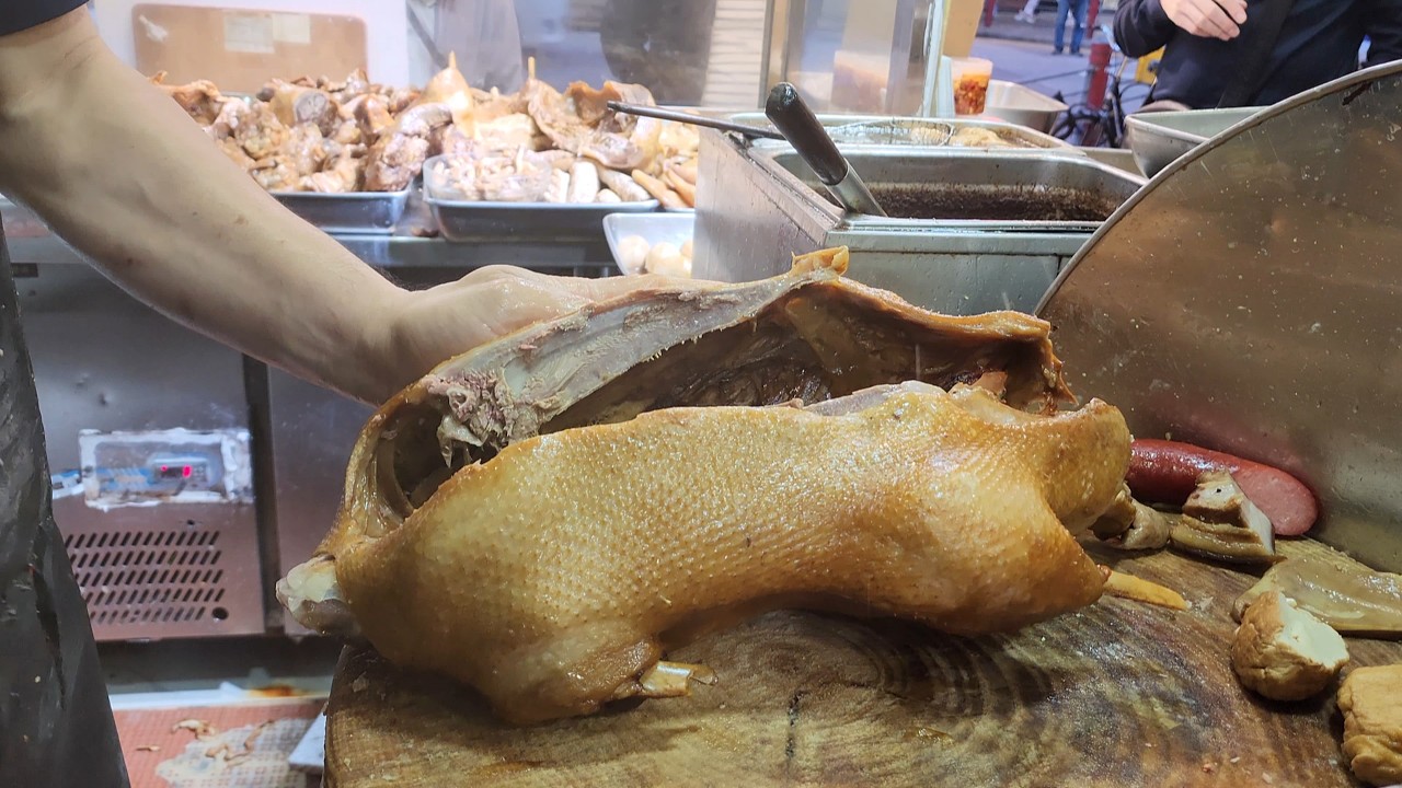 長發滷味大王 好刀工起鵝片，爽脆#豬耳 #鵝腎 入味 #鵝掌翼 軟滑#豬手 #香港美食 #旅游 #通關 #香港美食攻略 #探店 HongkongStreetFood