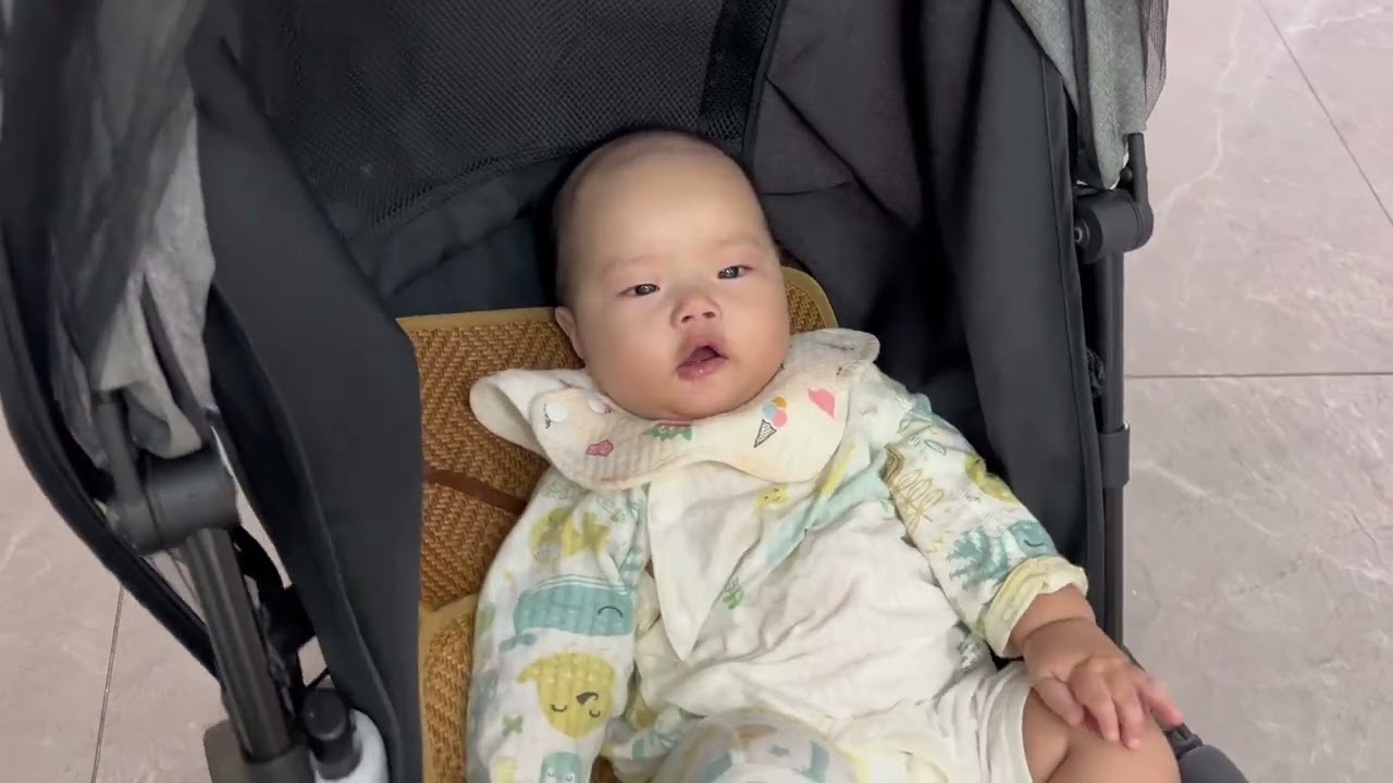 殷二很喜欢吃辣椒，上次做了一罐糟辣椒他说还不够吃，这次又做了很多油辣椒#辣椒 #记录真实生活