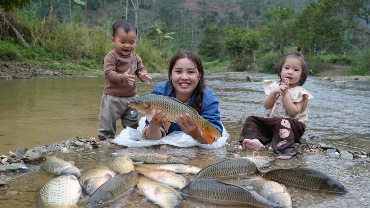 Single mother of two catches giant fish - takes them to market to sell with daughter