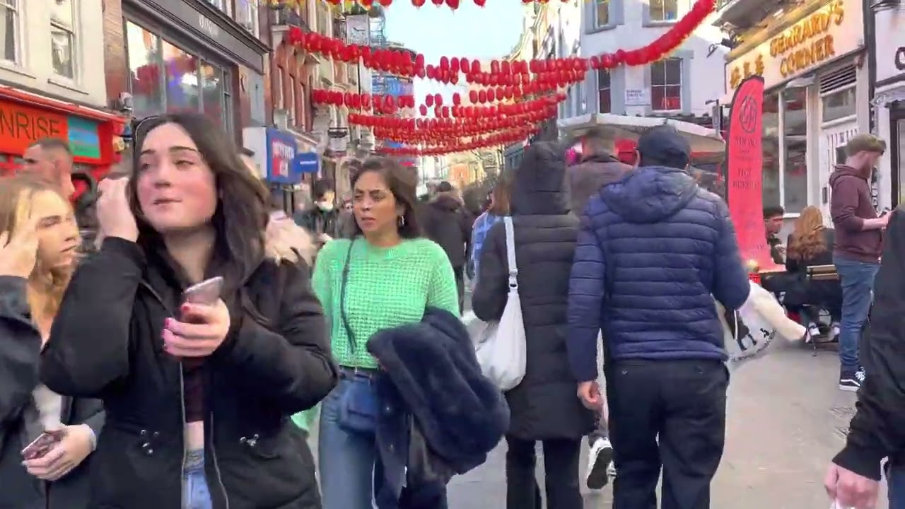 city of London walking in weekend March 2022