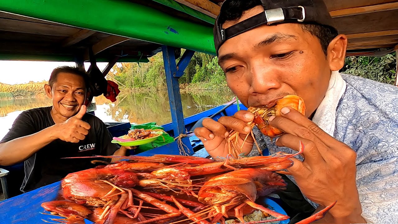 Mancing langsung masak udang galah saos madu di perahu