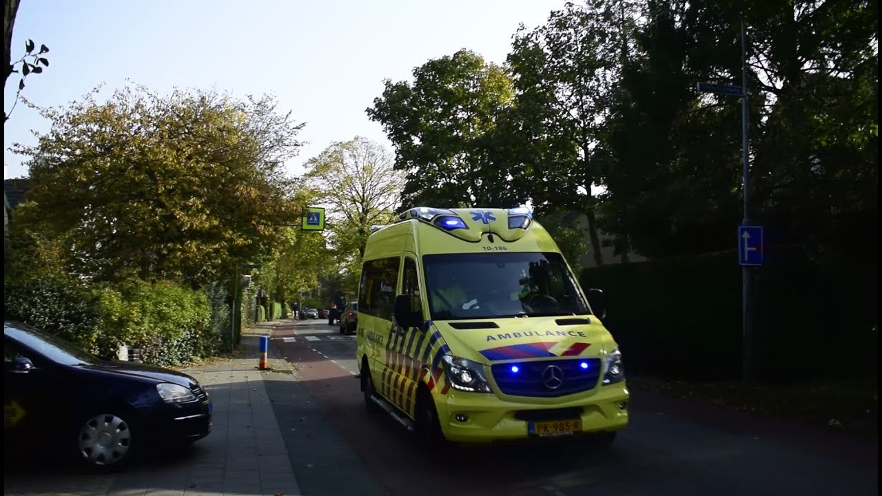 Ambulance 10-186 en Politie Noodhulp met spoed in Schoorl