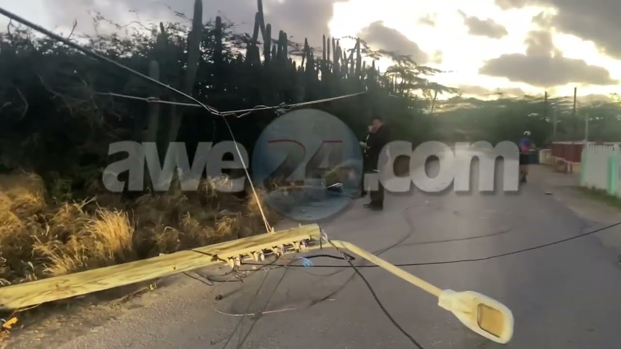 Ford F150 blanco a pasa dal palo di lus y borchi trafico y a sigui core bay na Casibari.
