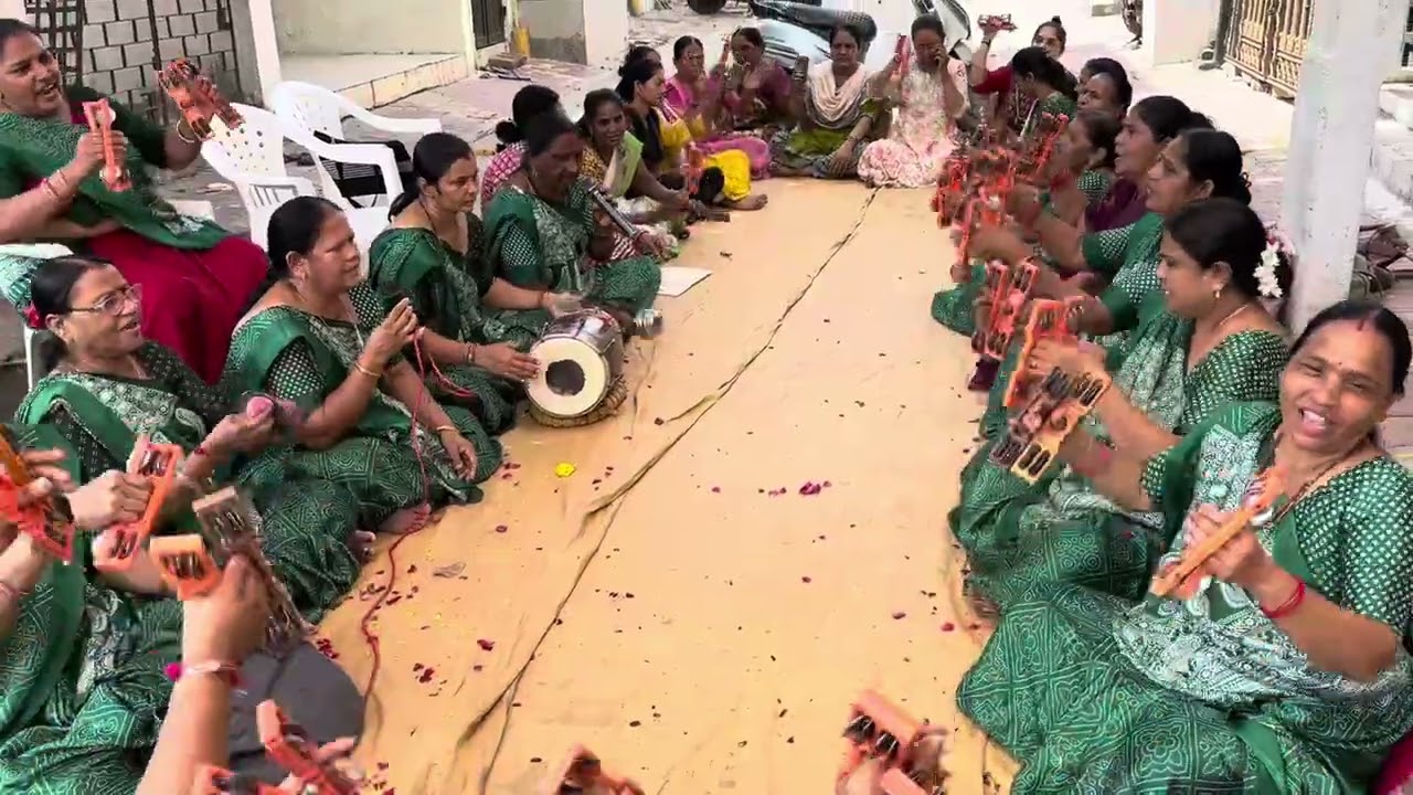 લખેલું છે 🌺મધુર મધુર મોરલી ખૂબ વગાડી 🌺