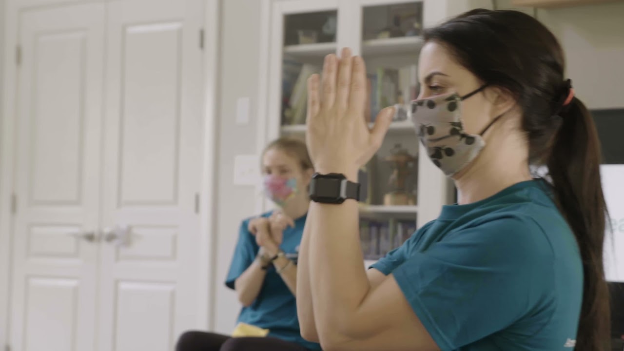 Занятия йогой сидя для людей с травмами спинного мозга