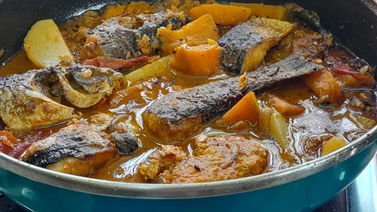 কুমড়ো আলু দিয়ে জ্যান্ত মাছের ঝোল How to make macher jhol at home #bengalicooking