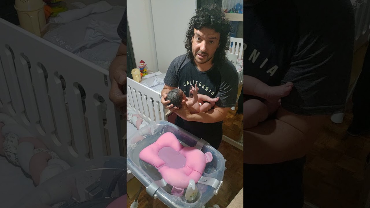 Primeiro banho da Lívia com o papai