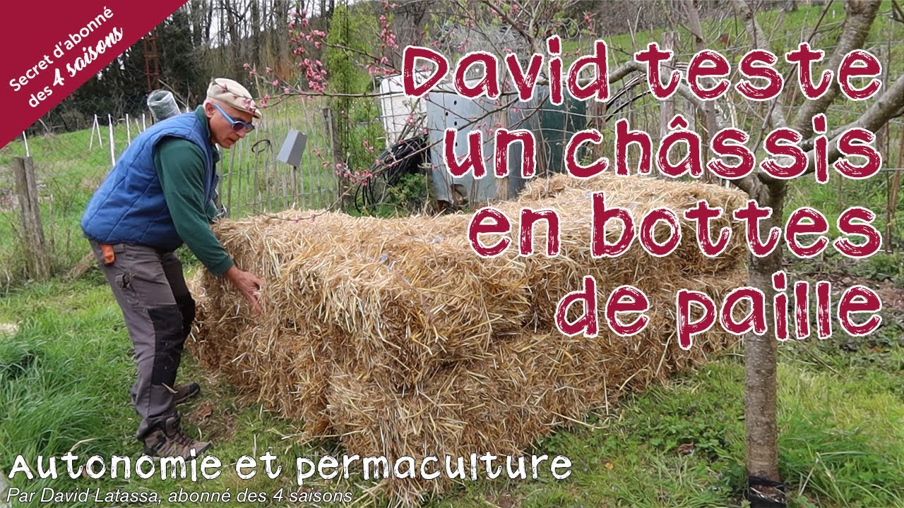 Un châssis en bottes de paille - Autonomie et permaculture avec David