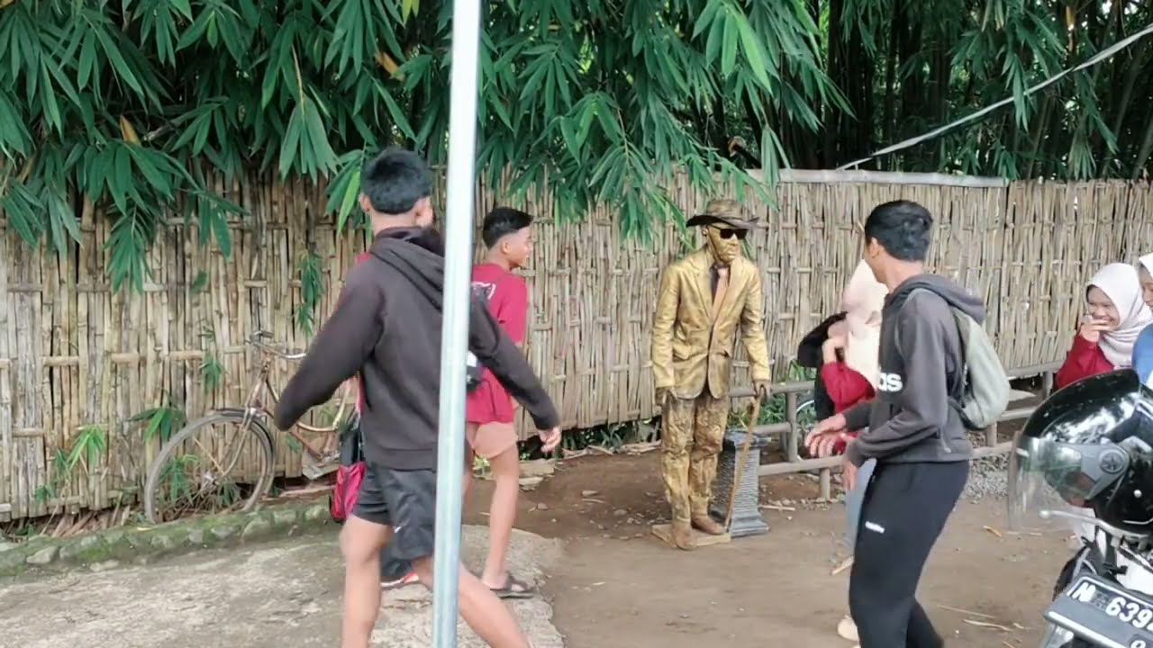 Kompilation Prank Patung hidup, scary human statue.