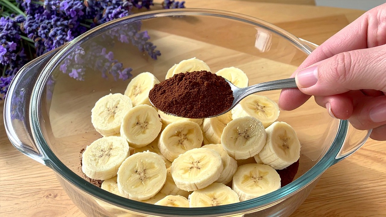 Hast du eine Banane und Kakao? 🍌 Dann mach dieses gesunde Dessert ganz ohne Mehl und Zucker!