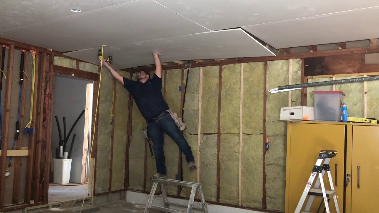 Como colgar Sheetrock solo  How to put drywall on the ceiling