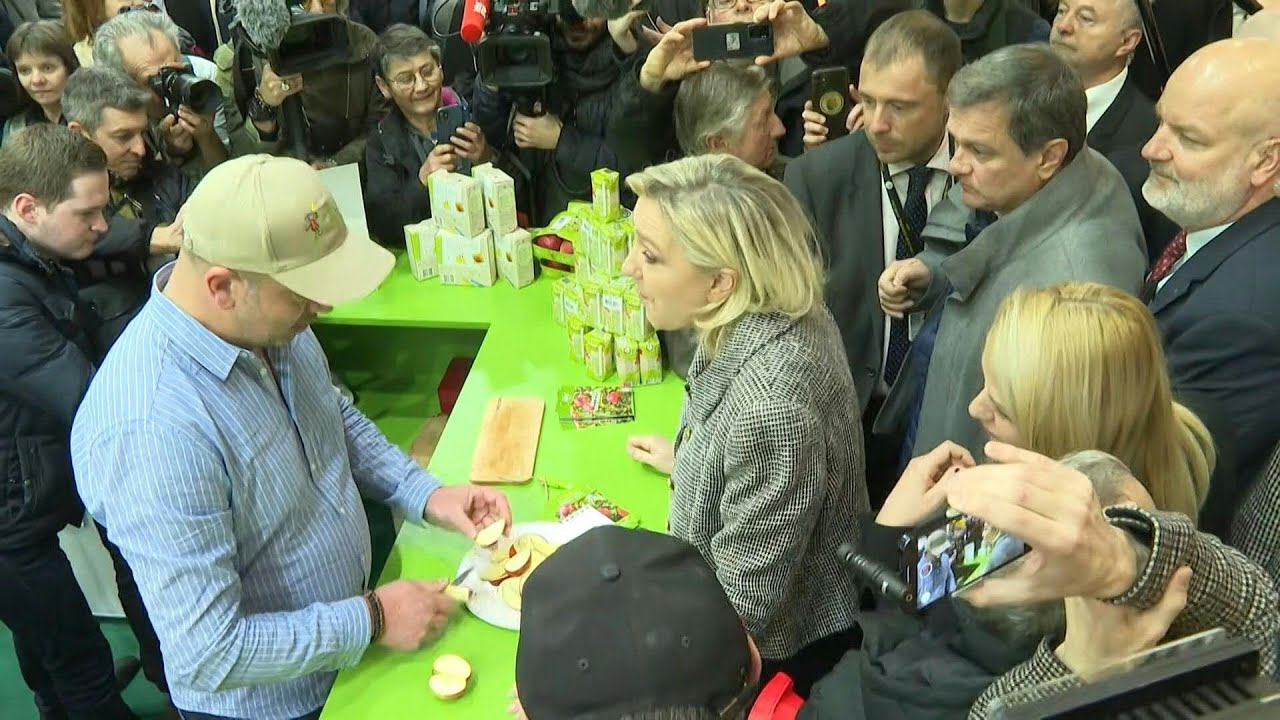 Marine Le Pen visite à son tour le Salon de l'agriculture | AFP Images