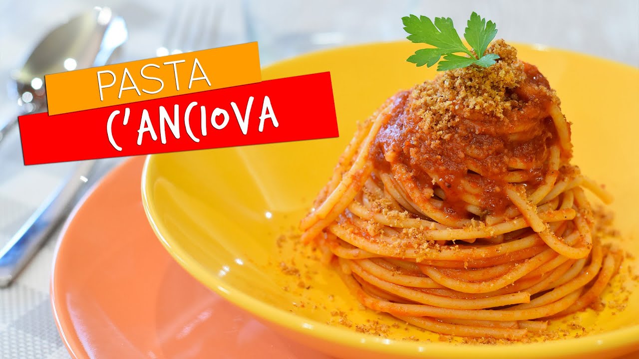 Pasta c'anciova e muddica atturrata (Pasta con le acciughe) - Ricetta originale Siciliana