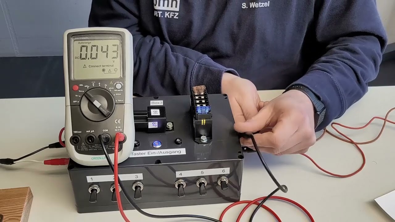 KFZ-Sicherung pr&uuml;fen mit Multimeter