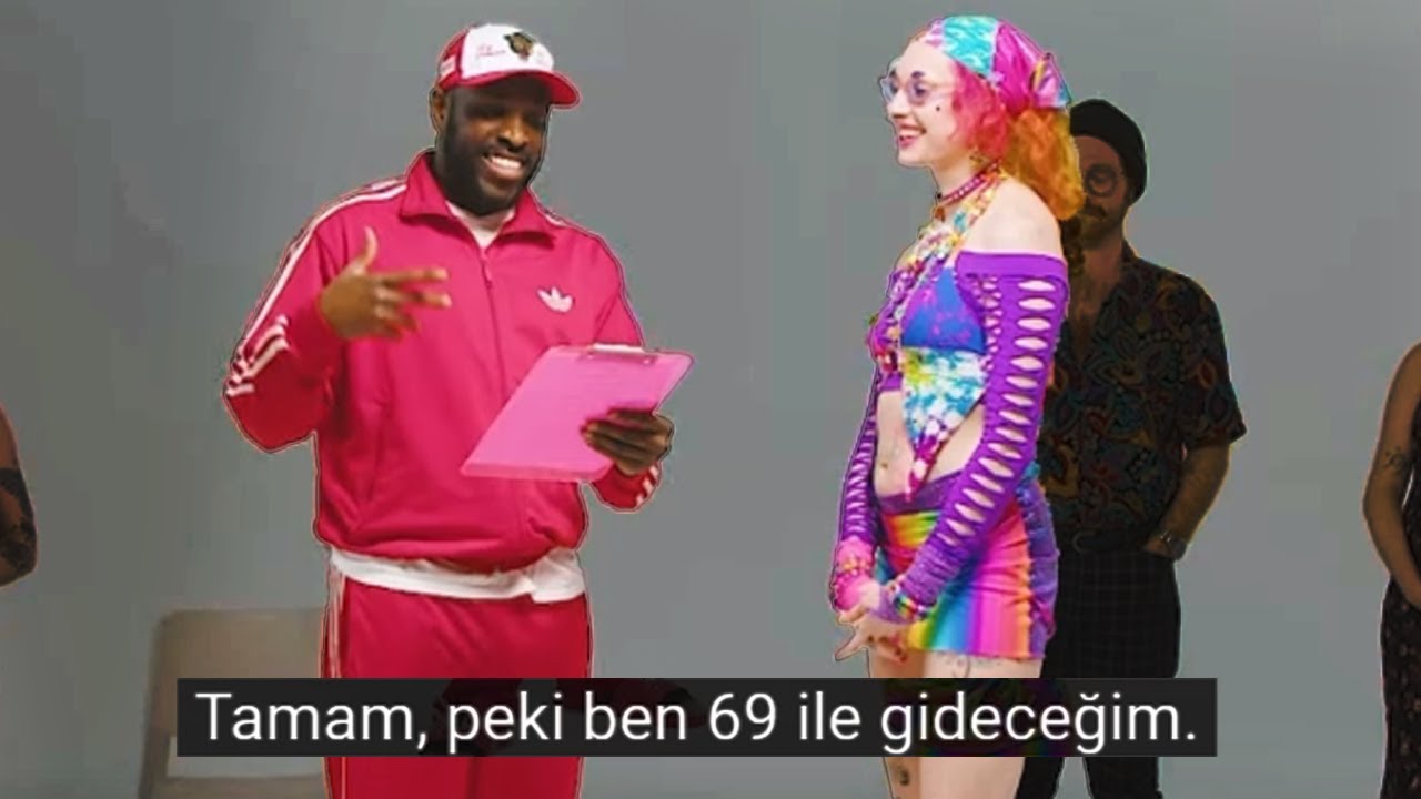 Zade insanların fav pozisyonlarını izliyor