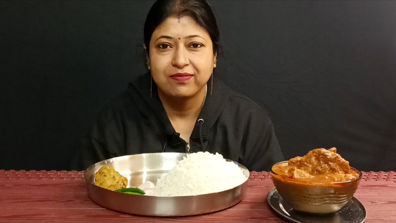 EATING RICE WITH KOCHU BATA AND CHICKEN KOSHA SPICY.. 😋