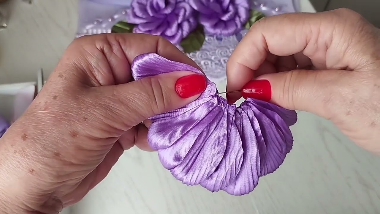 Novidade de flor de cetim na toalha bordada